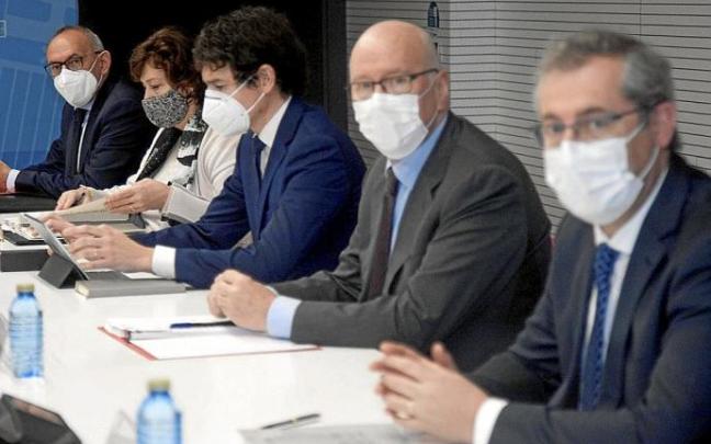 Los tres diputados generales, ayer, en Gasteiz. Foto: Josu Chavarri