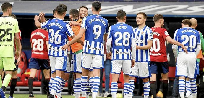 Los jugadores de la Real celebran la consecución de la quinta plaza, después de ganar a Osasuna en El Sadar.