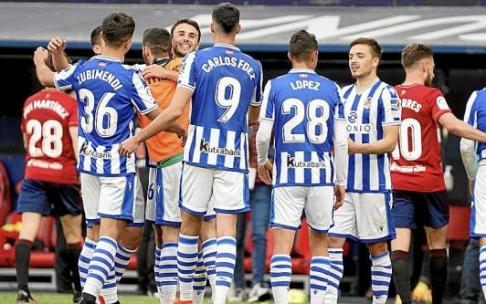 Los jugadores de la Real celebran la consecución de la quinta plaza, después de ganar a Osasuna en El Sadar.
