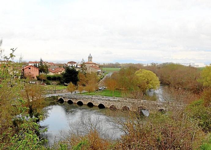 El espectacular puente romano sobre el río Zadorra de la localidad de Trespuentes.