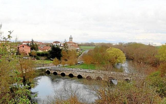 El espectacular puente romano sobre el río Zadorra de la localidad de Trespuentes.