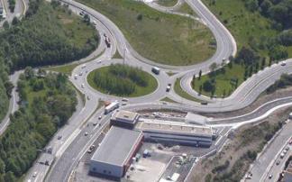 Rotonda de Garbera, junto a la sede de los bomberos.