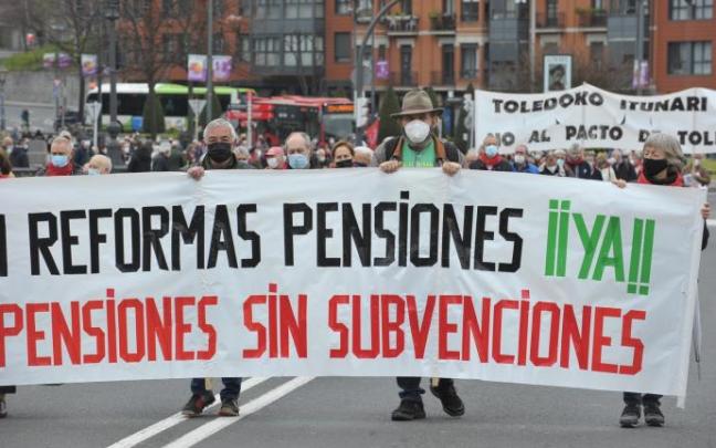 Manifestación en la que pensionistas vascos exigen reformas.