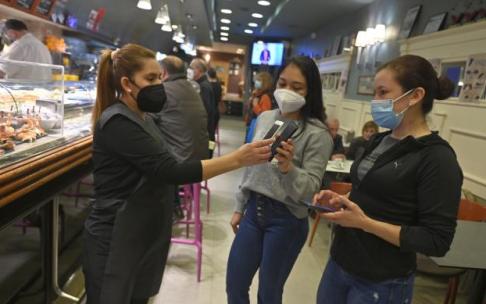 Una trabajadora pide el pasaporte covid a unas clientas en un bar de Bilbao. Una trabajadora pide el pasaporte covid a unas clientas en un bar de Bilbao.