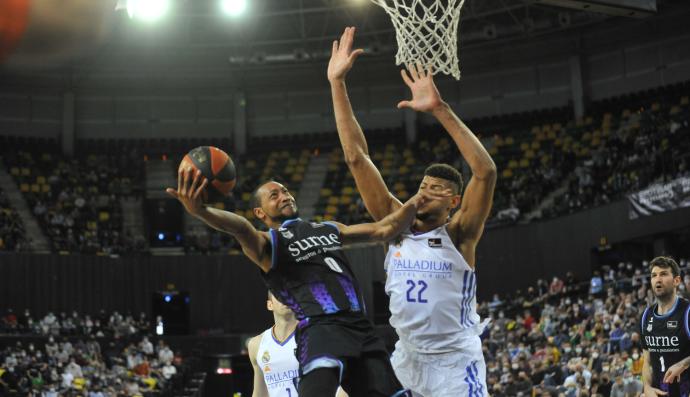 Goudelock trata de superar a Tavares.