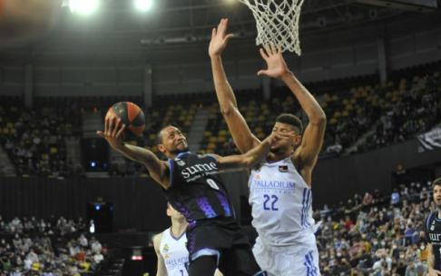 Goudelock trata de superar a Tavares.
