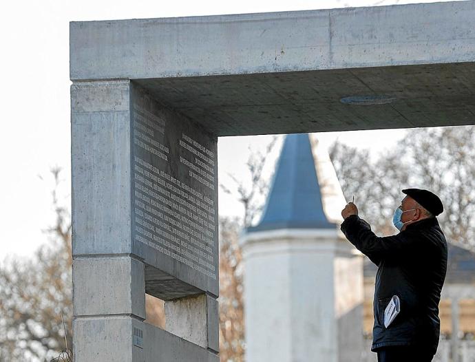 Un familiar de los deportados a los campos nazis durante el homenaje de ayer. Foto: Efe