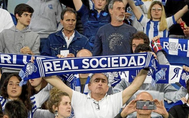 Aficionados de la Real en el último partido de la temporada 2021/22, que tuvo lugar el domingo 22 de mayo ante el Atlético de Madrid. Aficionados de la Real en el último partido de la temporada 2021/22, que tuvo lugar el domingo 22 de mayo ante el Atlético de Madrid.