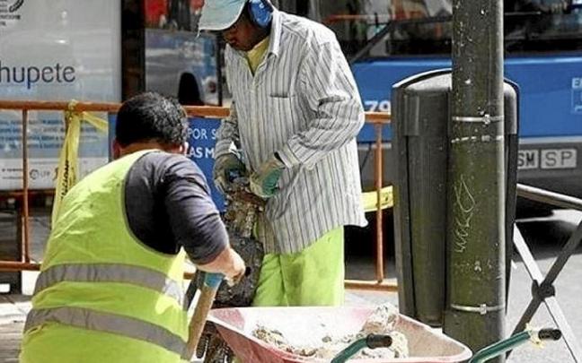 Dos hombres trabajan en una obra a pie de calle. Foto: E. P.