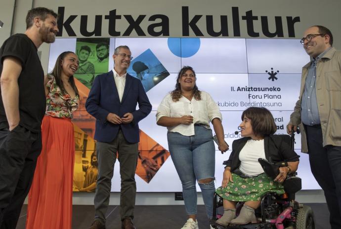 Markel Olano, junto a representantes de asociaciones guipuzcoanas, en la presentación del II Plan Foral de Diversidad-Igualdad en Derechos de la Diputación