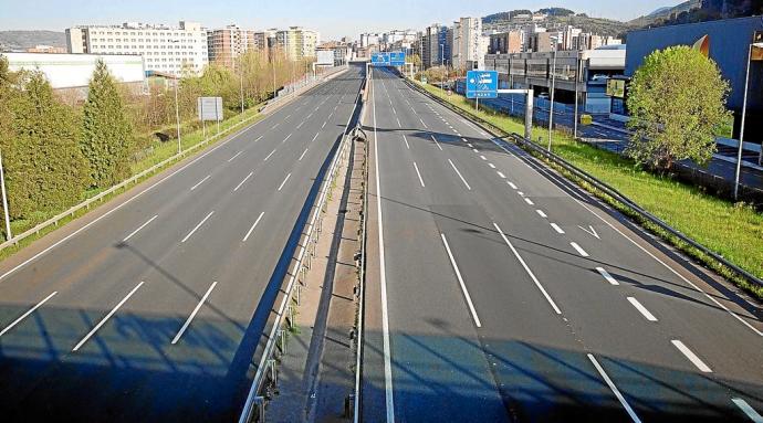 La A-8 a su paso por la recta de Ugarte en Barakaldo con sus carriles vacíos en uno de los días de pandemia sin movilidad del pasado año. Foto: Borja Guerrero