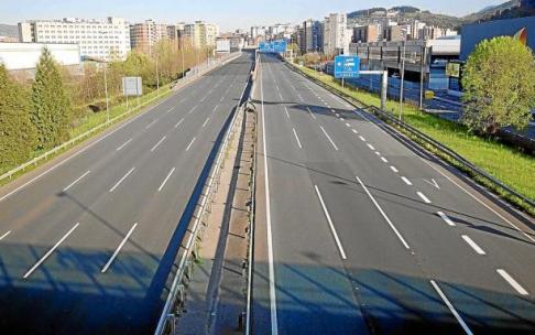 La A-8 a su paso por la recta de Ugarte en Barakaldo con sus carriles vacíos en uno de los días de pandemia sin movilidad del pasado año. Foto: Borja Guerrero