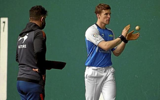 Artola, el miércoles durante la elección de material. Foto: Iñaki Porto