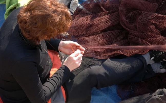Una redera trabajando en el puerto de Getaria.