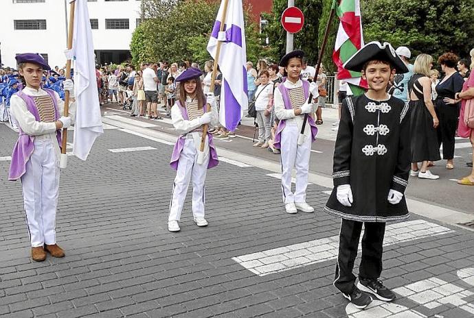 El general y las abanderadas, desfilando a pie, lucen los nuevos trajes.