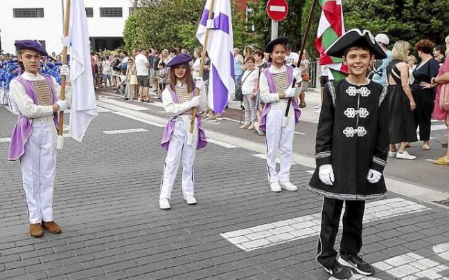 El general y las abanderadas, desfilando a pie, lucen los nuevos trajes.