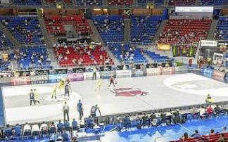 La afición respetó las medidas de seguridad y guardó un minuto de silencio por la víctimas del covid. Fotos: Alex Larretxi