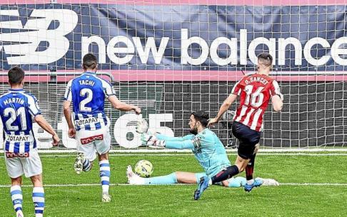 Fernando Pacheco salvó valioso un punto para el Alavés con paradas de enorme mérito en el estreno de Calleja al frente del equipo el pasado 10 de abril. Fotos: E.P.