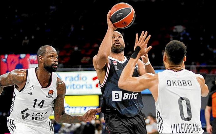 Granger se dispone a lanzar a canasta ante el Asvel en presencia de Okobo y Gist. Foto: Jorge Muñoz