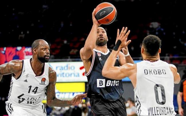 Granger se dispone a lanzar a canasta ante el Asvel en presencia de Okobo y Gist. Foto: Jorge Muñoz