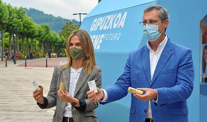 Leire Artola y Markel Olano junto a la cápsula. Foto: K. Garralda