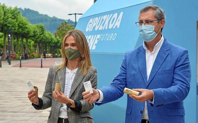 Leire Artola y Markel Olano junto a la cápsula. Foto: K. Garralda Leire Artola y Markel Olano junto a la cápsula. Foto: K. Garralda