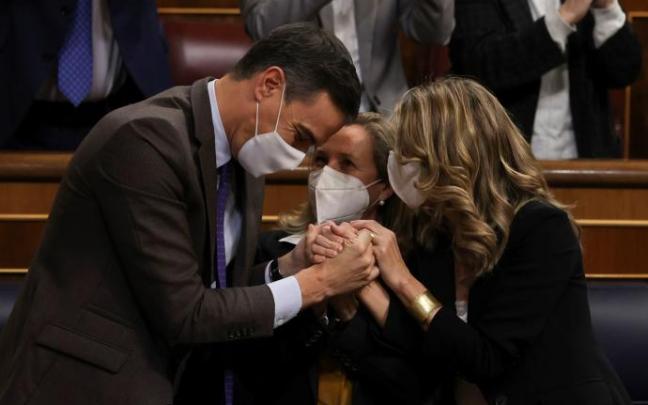 Pedro Sánchez, Nadia Calviño y Yolanda Díaz, celebrando el resultado de la votación del jueves. Pedro Sánchez, Nadia Calviño y Yolanda Díaz, celebrando el resultado de la votación del jueves.