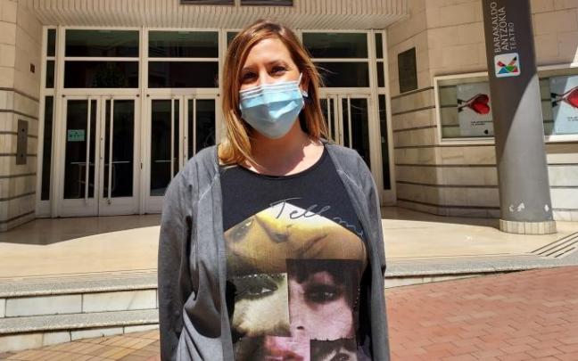 La presidenta de Barakaldo Antzokia, Rakel Olalla, junto al teatro barakaldarra, inaugurado en 1990.