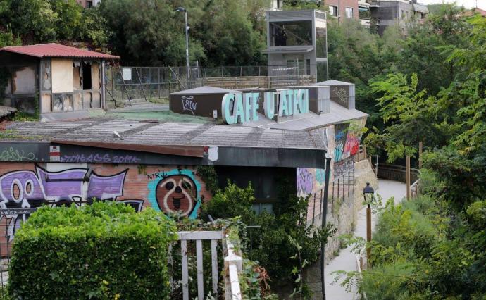 El Café Usategi tiene vistas al Abra y Puerto Viejo.