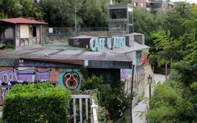 El Café Usategi tiene vistas al Abra y Puerto Viejo. El Café Usategi tiene vistas al Abra y Puerto Viejo.