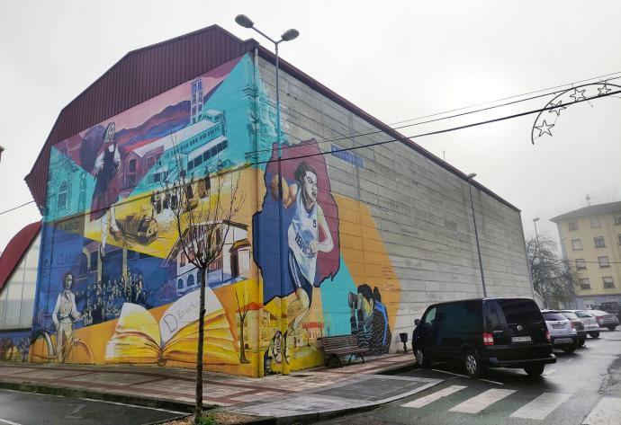 El recinto deportivo luce un mural dedicado a las mujeres en su exterior.