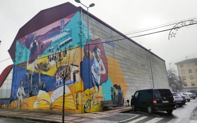 El recinto deportivo luce un mural dedicado a las mujeres en su exterior. El recinto deportivo luce un mural dedicado a las mujeres en su exterior.