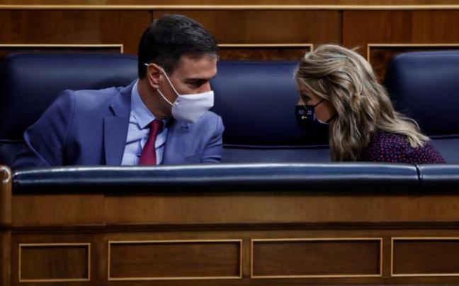 Pedro Sánchez conversa con la ministra de Trabajo y Economía Social, Yolanda Díaz.