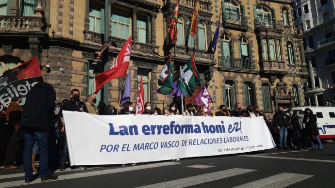 ELA y LAB protestan ante los centros de trabajo