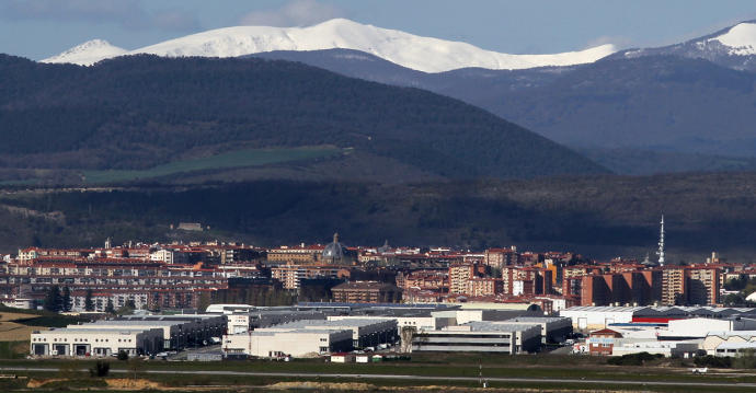 Vista del sur de Pamplona: en primer plano, la pista del aeropuerto y el polígono industrial de Noáin - Esquíroz.