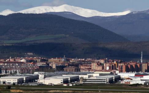 Vista del sur de Pamplona: en primer plano, la pista del aeropuerto y el polígono industrial de Noáin - Esquíroz.