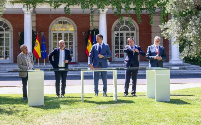 Acto de firma del acuerdo para la reforma de las pensiones en los jardines de Moncloa.