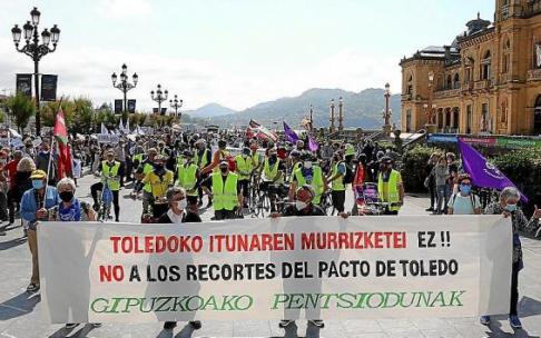 Movilización de pensionistas en los jardines de Alderdi Eder de Donostia.