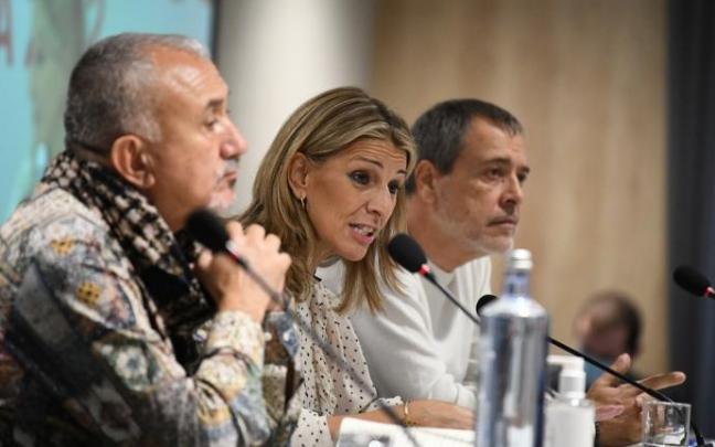 El secretario general de UGT, Pepe Álvarez; la vicepresidenta y ministra de Trabajo, Yolanda Díaz.