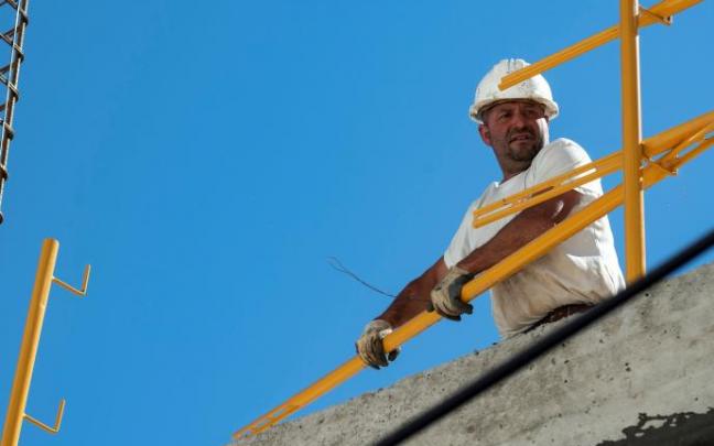 Un trabajador de la construcción. Un trabajador de la construcción.