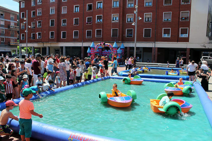 La piscina con barquitas de la plaza Juan XXIII durante la última edición.