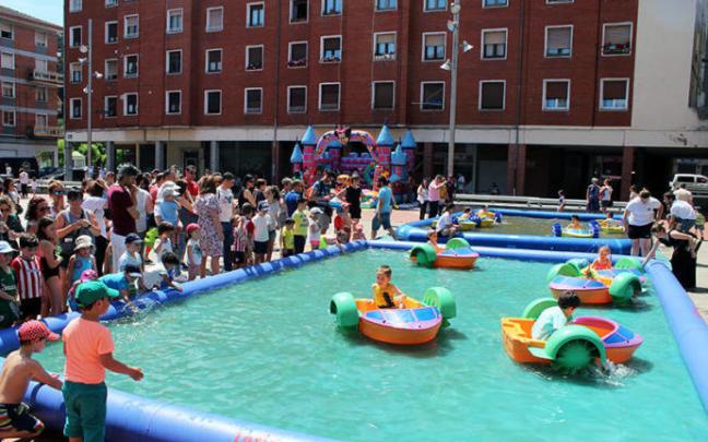La piscina con barquitas de la plaza Juan XXIII durante la última edición. La piscina con barquitas de la plaza Juan XXIII durante la última edición.