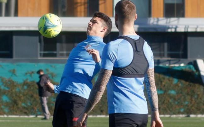 Ander Capa controla un balón con el pecho en un entrenamiento en Lezama. Ander Capa controla un balón con el pecho en un entrenamiento en Lezama.