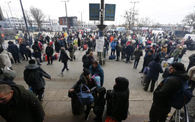 Refugiados ucranianos, en la estación de trenes de L'Viv, en Ucrania.