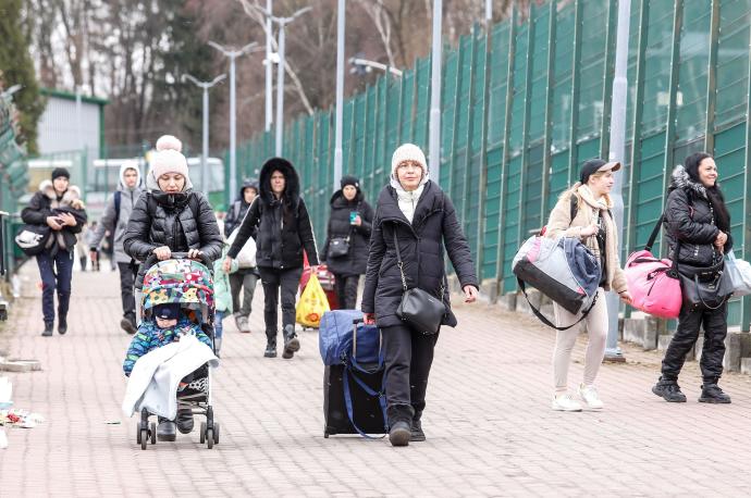 Refugiados ucranianos, en la frontera con Polonia.