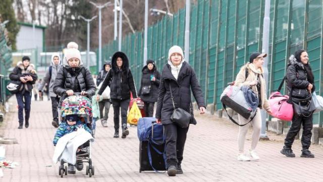 Refugiados ucranianos, en la frontera con Polonia.