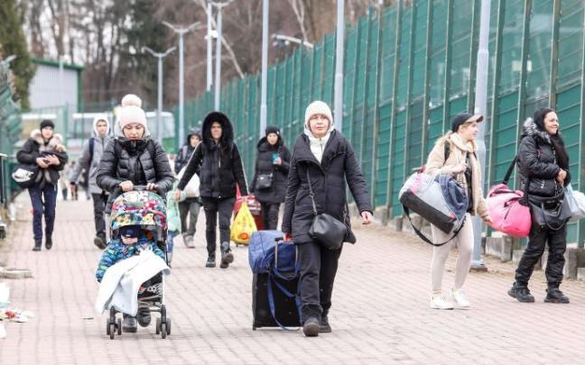 Refugiados ucranianos, en la frontera con Polonia.