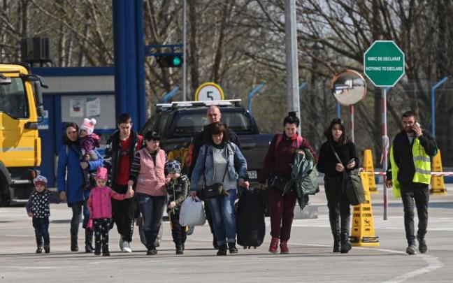 Un grupo de refugiados cruza la frontera entre Ucrania y Moldavia.