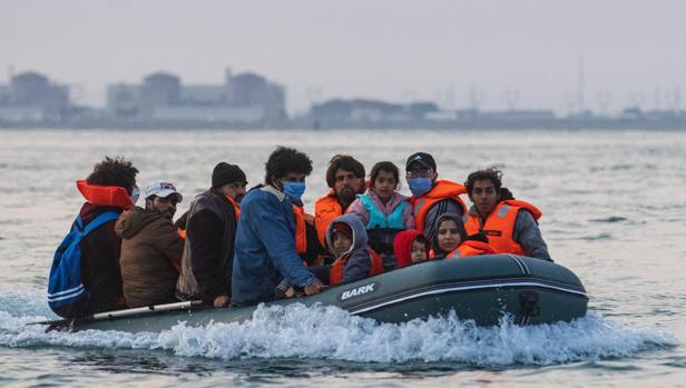 Una lancha con migrantes intenta llegar a Reino Unido tras cruzar el Canal de la Mancha