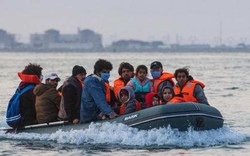 Una lancha con migrantes intenta llegar a Reino Unido tras cruzar el Canal de la Mancha Una lancha con migrantes intenta llegar a Reino Unido tras cruzar el Canal de la Mancha